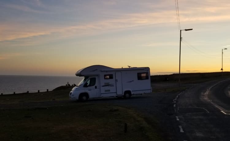 Nicky – Adventure and comfort in 'Nicky' the 6 berth luxury motorhome!