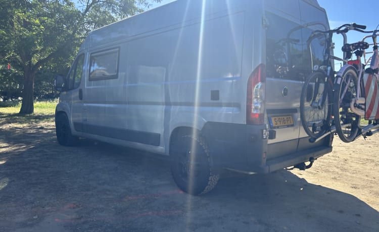 Omgebouwde camperbus fiat ducato 2 persoons