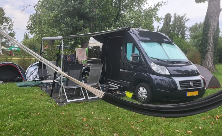 Buszz – Hymer RIo '14, 4 places/2 chambres. Compact, étonnamment spacieux