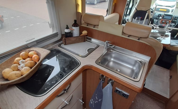 Luxury motorhome 4 persons automatic.