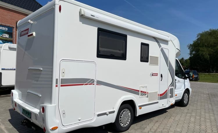 4 pers. challenger. Spacious, modern and luxurious camper with AIRCO and 2x TV.