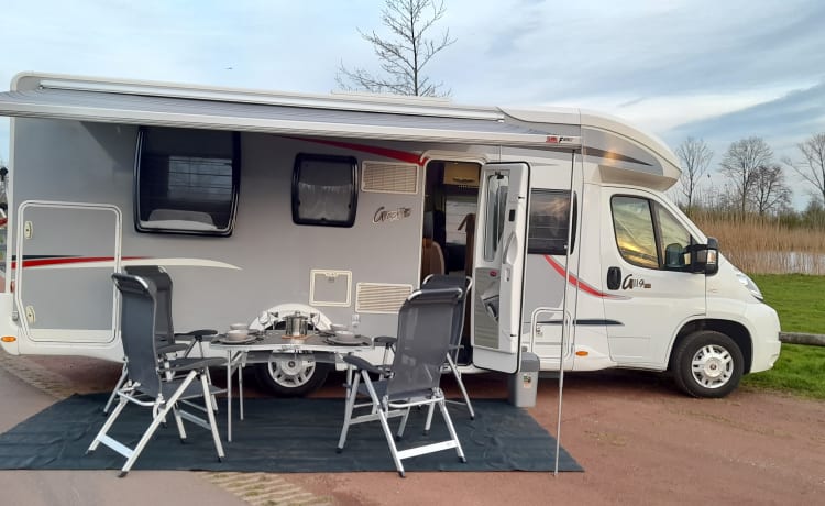 Ruime 4 persoons Challenger camper met queensbed