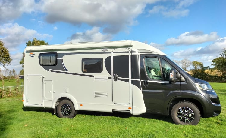 Vannie – Uit 2022!! - Gloednieuwe 2 pers camper-Carado V337  