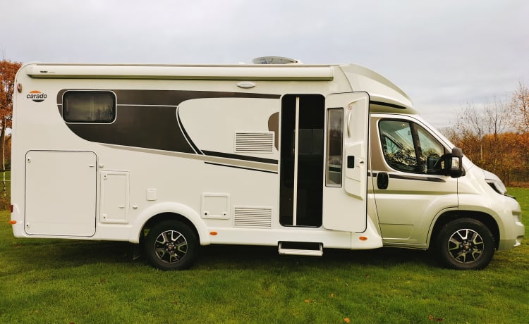 B45 – From 2022!! Good new 4 pers. camper with longitudinal beds and pull-down bed