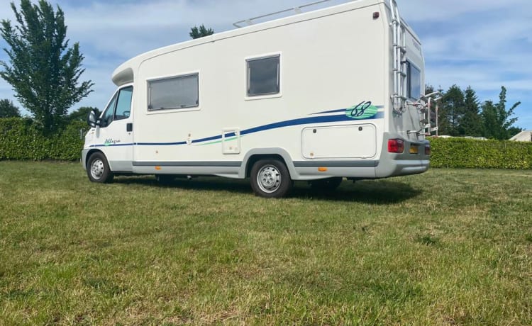 Very neat, luxurious and complete Chausson Allegro 68 with 4 sleeping places.