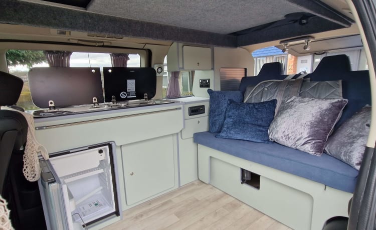 El – 2/3 slaapplaats Nissan Elgrand camper met pop-up dak