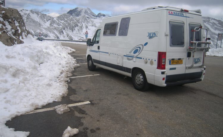 camping-car compact avec de nombreuses fonctionnalités