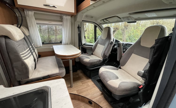 Bus camper Globecar 600L con letti di lunghezza, per 2 persone. Cane ammesso.