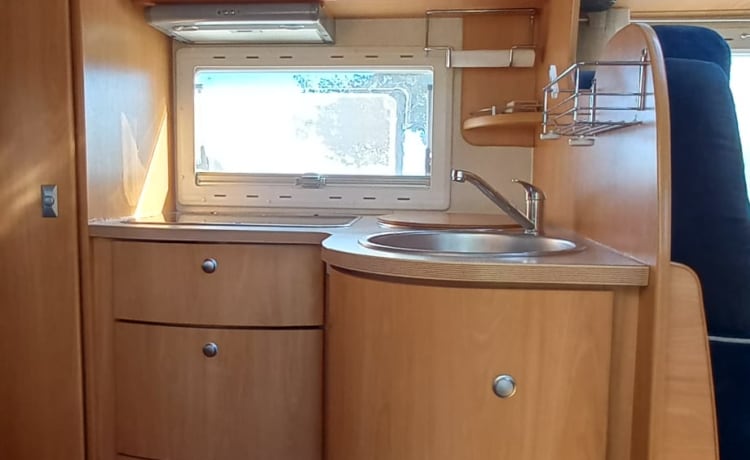 Super cozy spacious challenger eden 602 camper