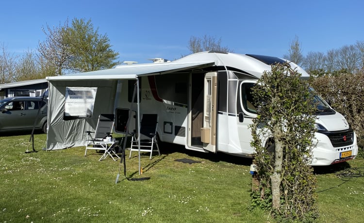 Super luxuriöser Bürstner mit Queensize-Bett.