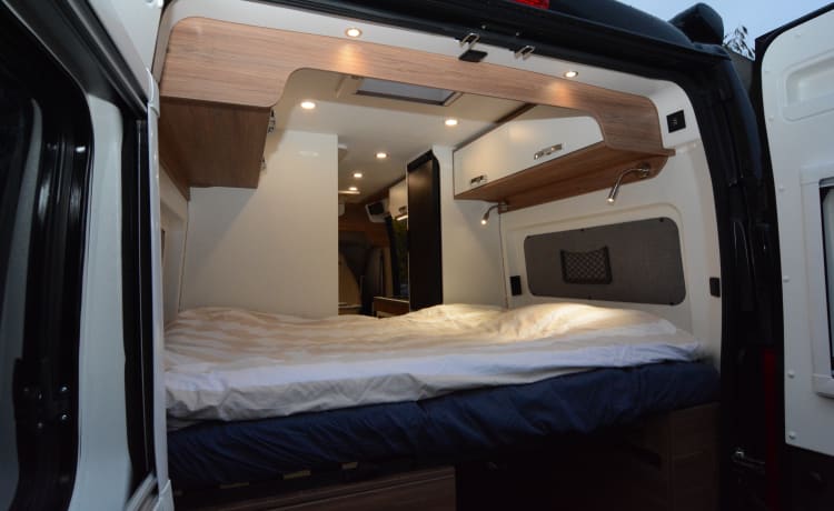 Black Beauty – Luxury Pilote bus camper for 2 persons