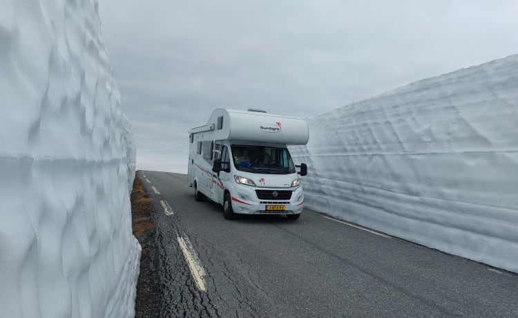 Sunlight A72 – Idealer Familiencamper, Alkoven. 6 Gurte, 4 große und 2 kleine Schlafplätze.