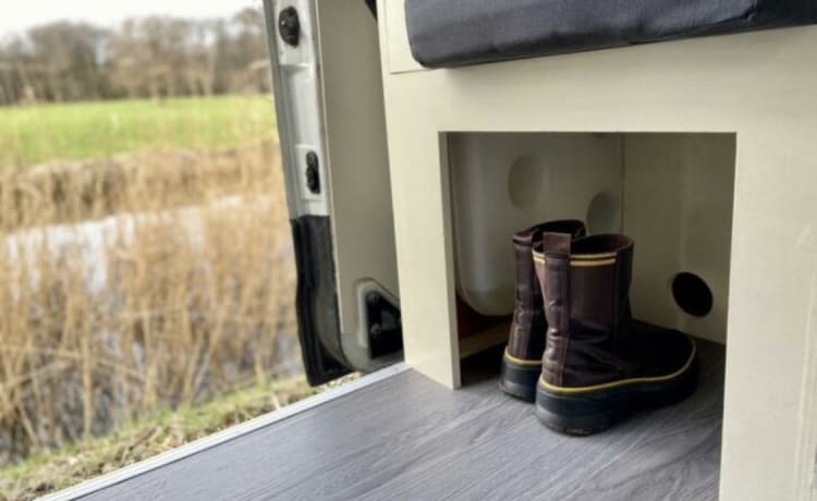 Renault Master zelfbouw offgrid camperbus 