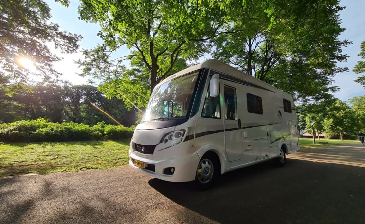 Birdy – Toller Camper mit 4 festen Betten für Familie oder Events - XL-Garage