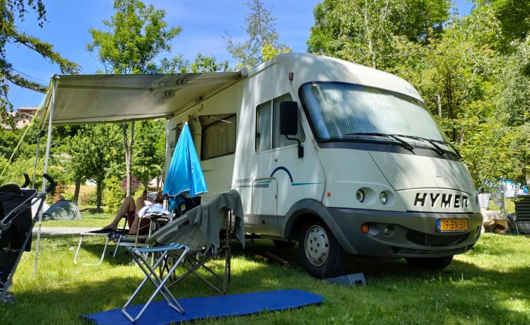 Cozy 5-person Hymer integral camper