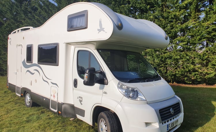 Frankie G – Frankie is onze mooie en flexibele 6-persoons camper.