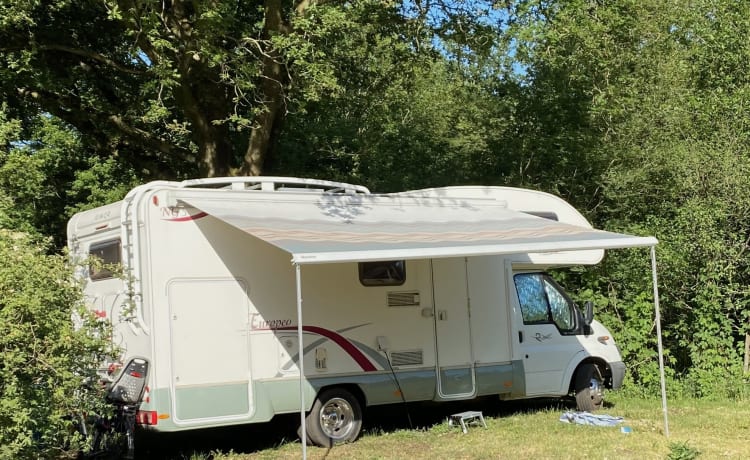 Beau et grand camping-car familial pour 6 personnes