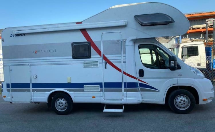 5881 – Camping-car alcôve spacieux et soigné pour 6 personnes (Dethleffs 5881)