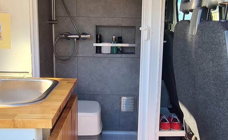 Piebe – Camper Peugeot Bus, casa completa su ruote