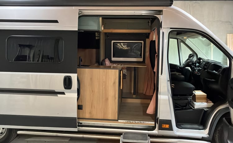 Heunie 2 – Camping-car bus avec lits longitudinaux