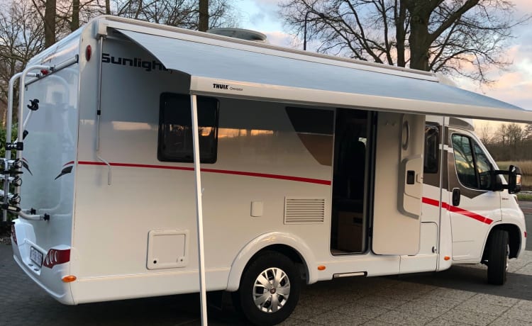 Sunlight T64 familiecamper – Mooie ruime Sunlight familie camper helemaal compleet uitgerust 