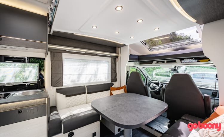 Camper nuovo/accogliente con ampio soggiorno e completamente automatico