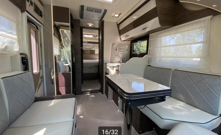 Travel in luxury with our Mc Louis for 4 people!