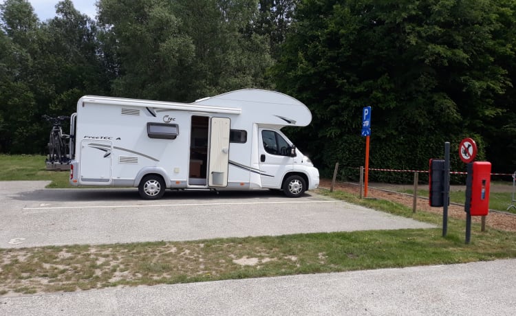 Camping-car alcôve entièrement meublé