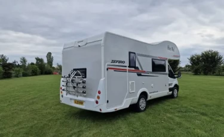 Roamify Motorhome Hire  – 6 berth Roller Team Zefiro 675 (Auto) - www.roamify.co.uk