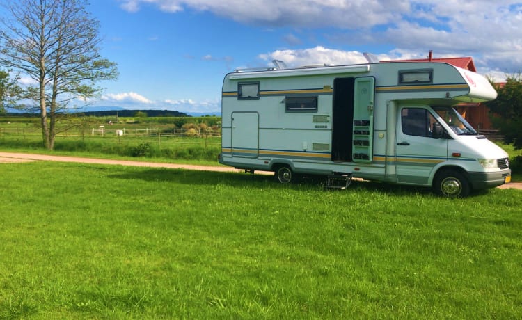 Happy Camper – Luxuriöser autarker Familiencamper (inkl. Versicherung)