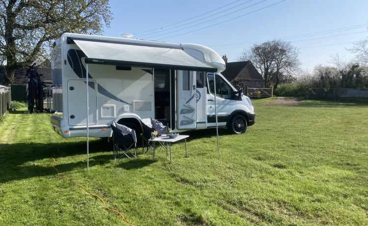 Wanda – Gloednieuwe luxe camper met 2 slaapplaatsen