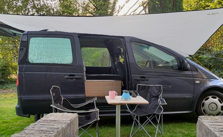 Vaneovernight – Mini camping-car judicieusement équipé avec Mercedes Comfort