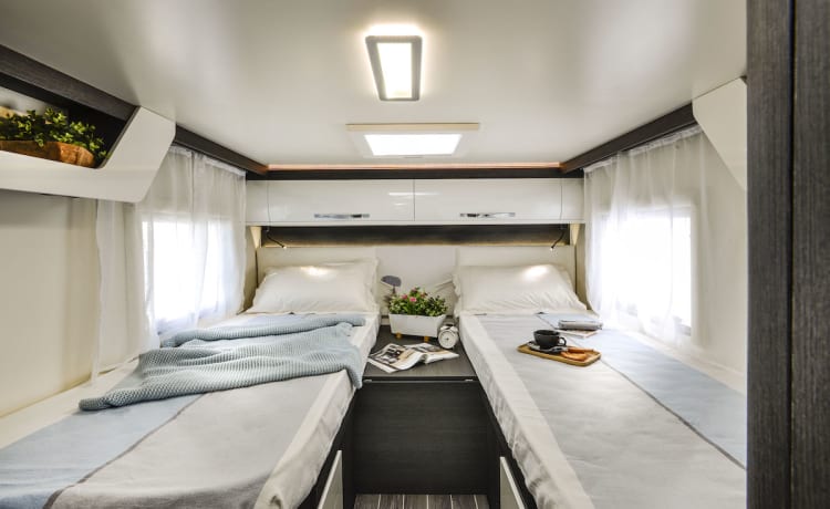 April – Rollerteam Zefiro 685. Camper di lusso con 4 posti letto del 2022. Conosciuto come ''aprile''.