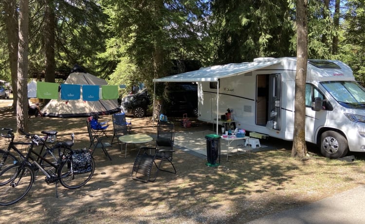 Beau camping-car familial avec de nombreuses options!