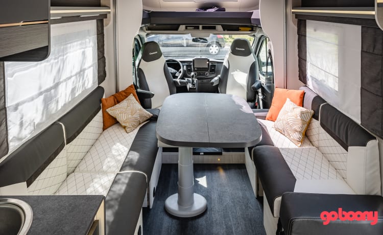 Camper nuovo/accogliente con ampio soggiorno e completamente automatico