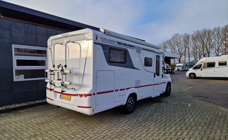 LMC T662 Cruiser - Luxe en comfortabele 2 persoons camper