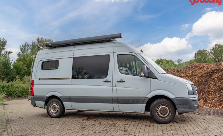 Keesie – Volkswagen Crafter Off-Grid Bus Camper mit Dachterrasse