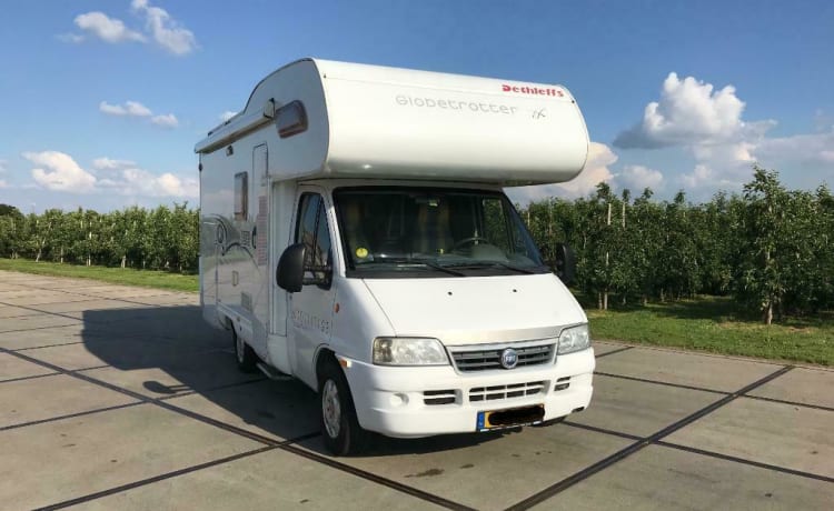 Very complete 6 person camper with air conditioning