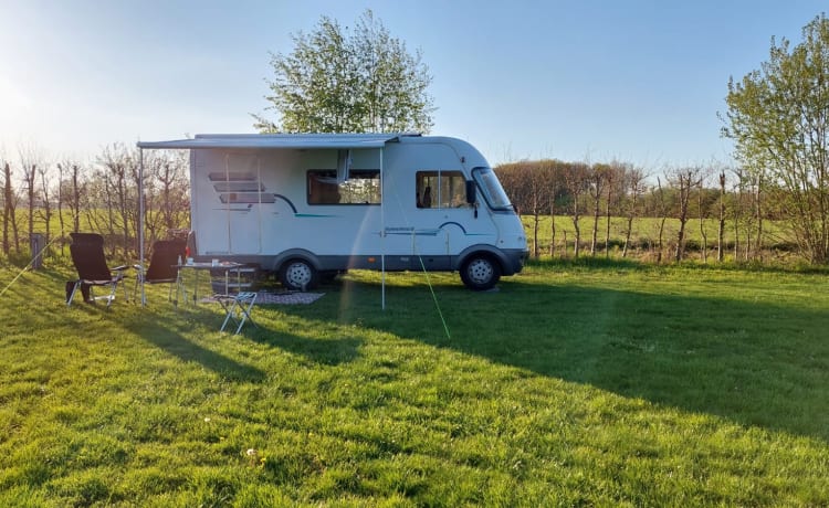 Cozy 5-person Hymer integral camper