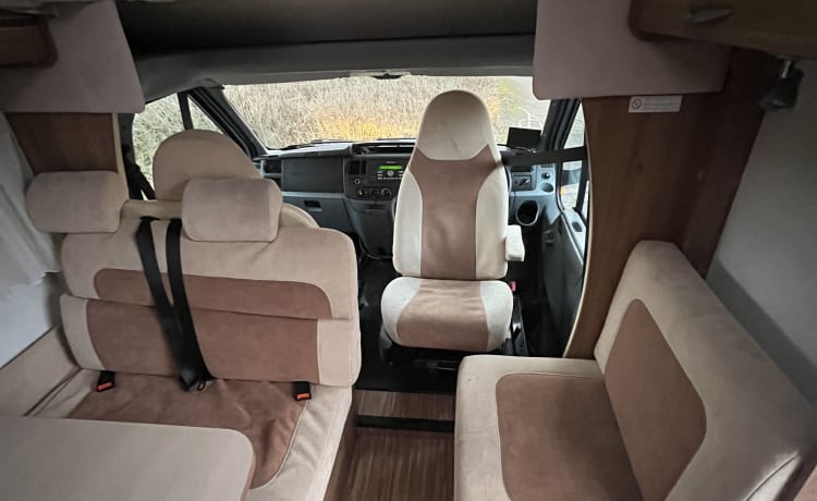 Betty – 6-persoons 6-riem standaard licentie ford transit volledig uitgeruste camper