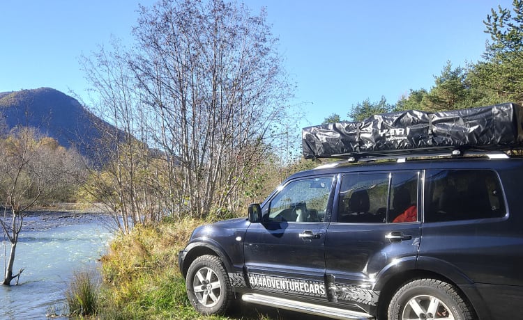 4x4 Mitsubishi Pajero mit großem Dachzelt