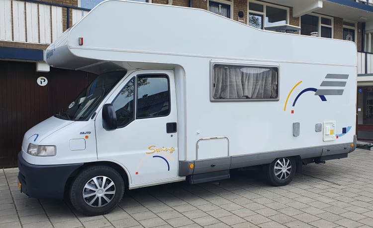 Bessie – Schöner geräumiger Alkoven-Camper (Winterreifen)