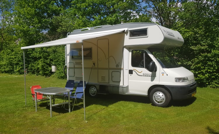 Mooie camper voor gezin, twee personen of alleen (surftrip)