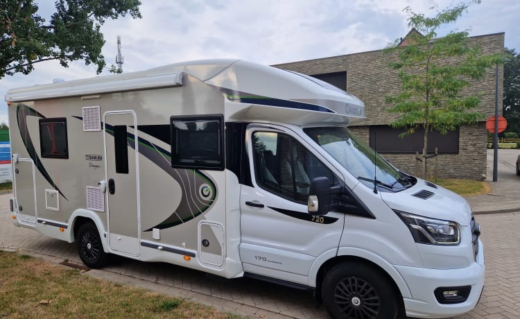 Chausson 720 Titanium Premium (chambre séparée avec lit superposé !)