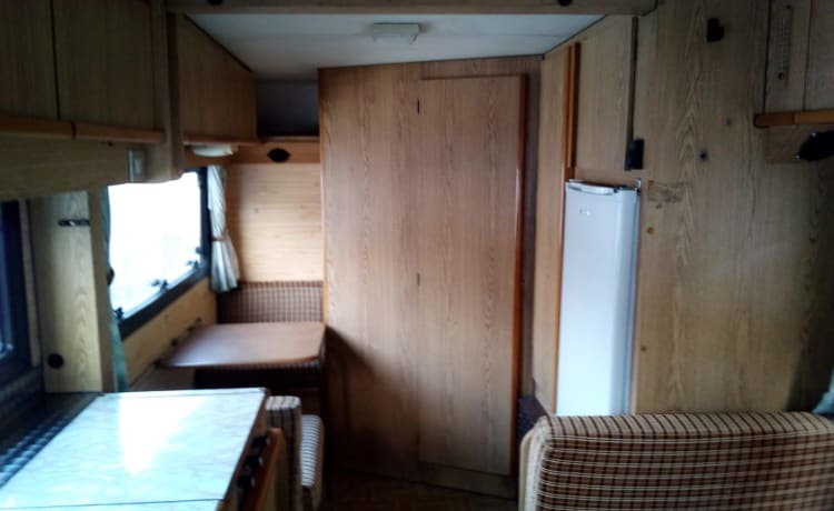 Clark – CAMPER CLARK MANSARDATO 5 SLAAPKAMERS