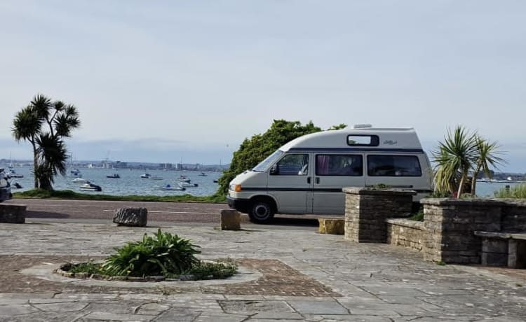 Jerry – VW T4 Hightop con 4 posti letto: un'ottima opzione per coppie o famiglie di 4 persone