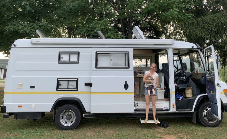 Mercedes Vario 815D – Tough and unique family camper