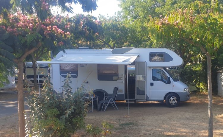 Mon ami – Beautiful spacious self-sufficient family camper with stand air conditioning and many options