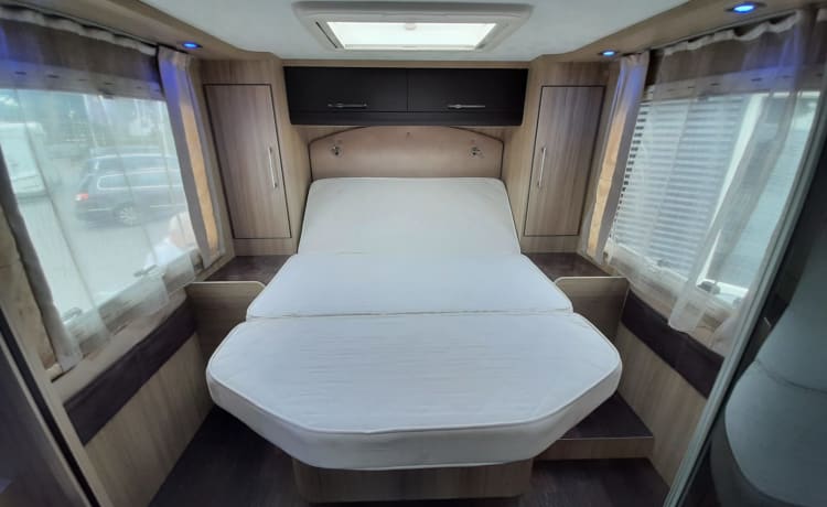 CI X-TIL – Very luxurious 4 person camper with queen bed and pull-down bed, lots of storage space