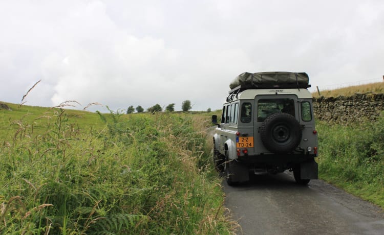 110 grijs – Land Rover Defender 110 with roof tent